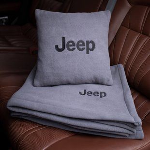 Подушка и плед в машину с логотипом JEEP, флисовый набор Серый FLISET-JEEP-GRA-GRA фото