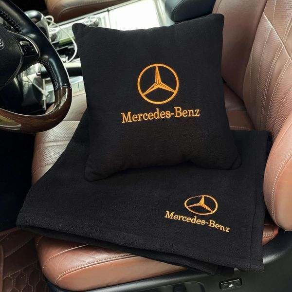 Подушка и плед в машину с логотипом авто Mercedes, черный с бирюзовой ниткой 00021455 фото