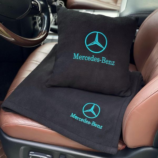 Подушка и плед в машину с логотипом авто Mercedes, черный с оранжевой ниткой 00021454 фото
