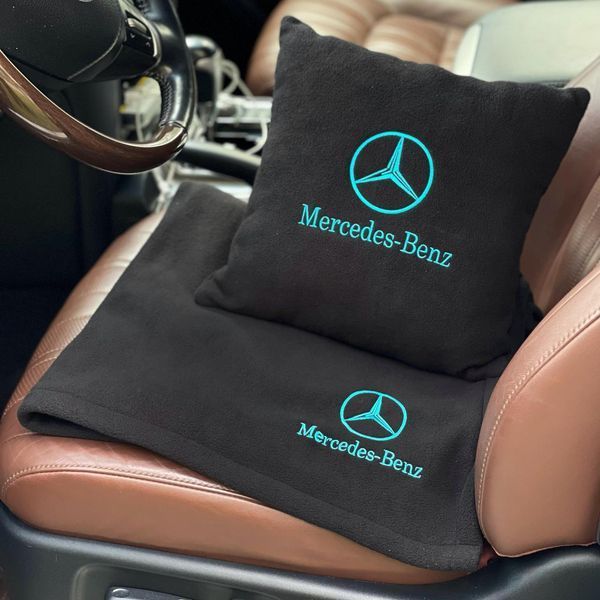 Подушка и плед в машину с логотипом авто Mercedes, черный с оранжевой ниткой 00021454 фото