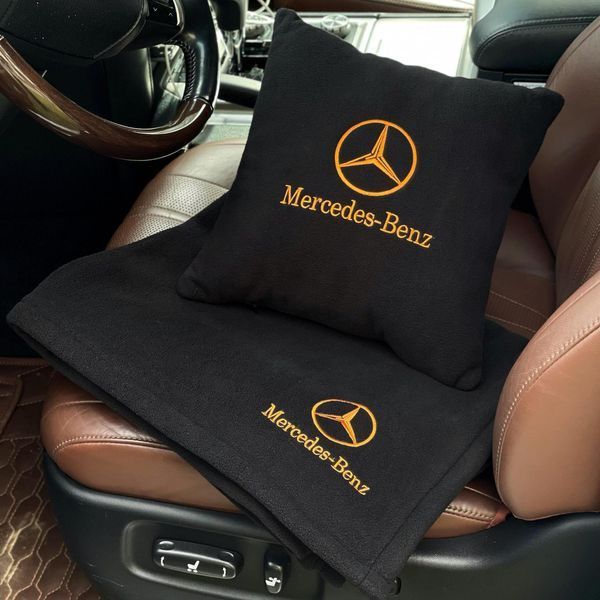 Подушка и плед в машину с логотипом авто Mercedes, черный с оранжевой ниткой 00021454 фото