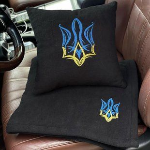 Подушка и плед в машину с логотипом авто Герб, черный с двухцветной ниткой, подарок ко Дню защитника Украины 00021456 фото
