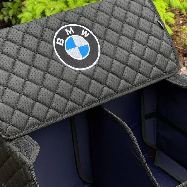Органайзер в багажник с вышивкой BMW, черный с синей подкладкой, 50 см, автомобильный органайзер в авто 00021376 фото