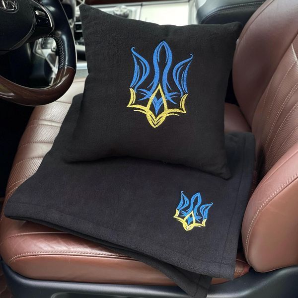 Подушка и плед в машину с логотипом авто Герб, черный с двухцветной ниткой, подарок ко Дню защитника Украины 00021456 фото