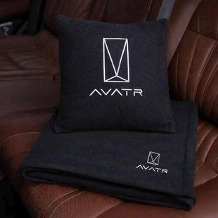 Подушка та плед у машину з логотипом Avatr, чорний із білою ниткою 200041855 фото