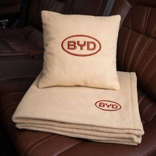 Подушка та плед у машину з логотипом авто BYD, бежевий із коричневою ниткою 200041853 фото