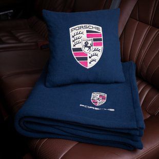 Подушка и плед в машину с логотипом Porsche, флисовый набор FLISET-PORSCHE-BLU фото