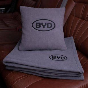 Подушка та плед у машину з логотипом авто BYD, сірий із чорною ниткою 200041851 фото