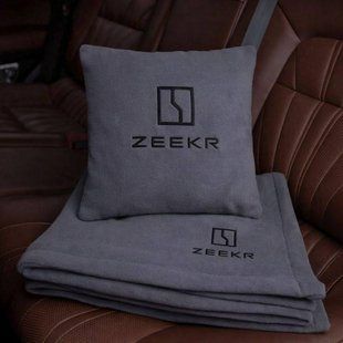 Подушка та плед у машину з логотипом авто Zeekr, сірий із чорною ниткою 200041838 фото