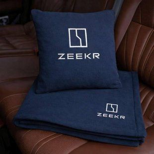 Подушка та плед у машину з логотипом авто Zeekr, синій із білою ниткою 200041837 фото