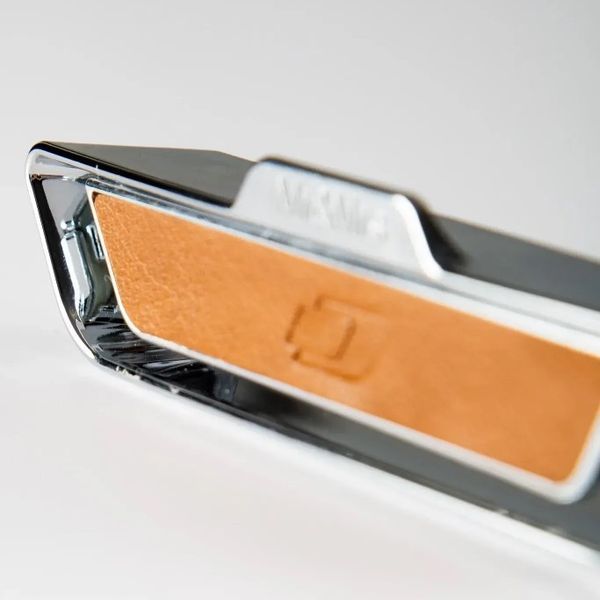 Аромадифузор в авто Mr&Mrs EVO Brown Leather Chrome Silver &mdash; Supreme Wood 200041516 фото