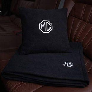 Подушка та плед у машину з логотипом авто MG, чорний із білою ниткою 200041820 фото