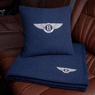 Подушка та плед у машину з логотипом авто Bentley, синій із білою ниткою FLISET-BENTLEY-BLU-WHI фото