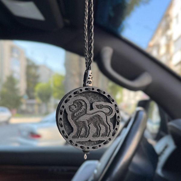 Ароматизатор в машину Лев, знак зодиака, из темного дерева AR-ZLION-334 фото