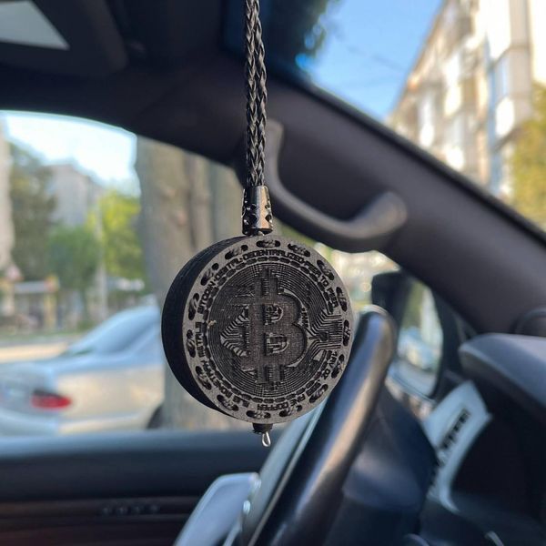 Ароматизатор в машину БИТКОИН из темного дерева подарок парню AR-BITC-146 фото