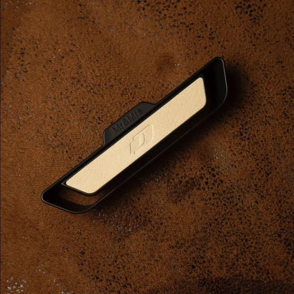 Аромадифузор в авто Mr&Mrs EVO Clear Leather Matt Black - Essential Wood 200041582 фото