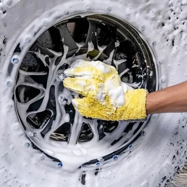 Перчатка из микрофибры для мойки, The Stranger Helpful Handy Mitt, желтая, Chemical Guys MIC510 фото