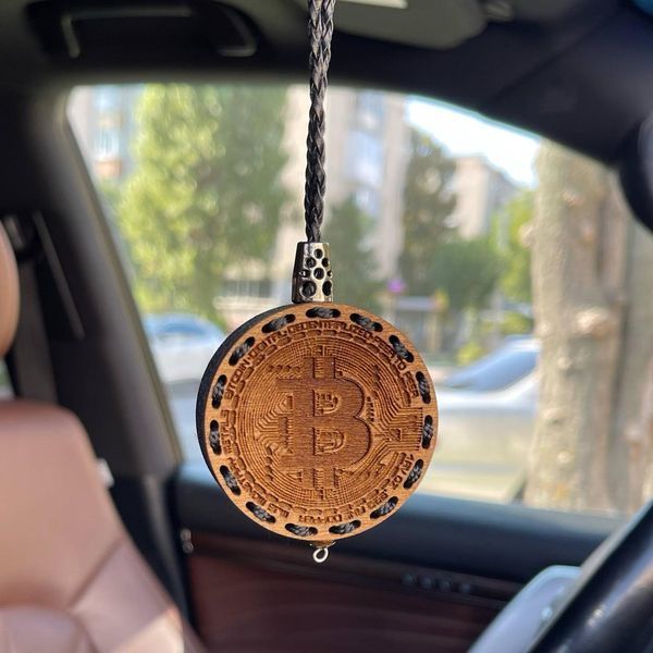 Ароматизатор в машину БИТКОИН из темного дерева подарок парню AR-BITC-145 фото