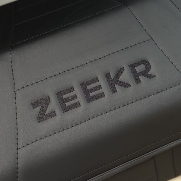 Сумка - органайзер в багажнике на магните Premium Pro Elite с вышивкой логотипа Zeekr, размер М 50 см 200041770 фото