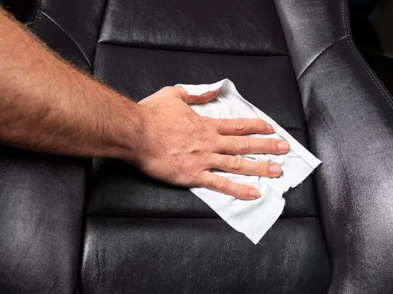 Серветки для догляду за шкіряним салоном, Gold Class Rich Leather Wipes, Meguiar's, 25 шт G10900 фото