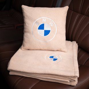 Подушка и плед в машину с логотипом BMW, флисовый набор FLISET-BMW-BEI фото