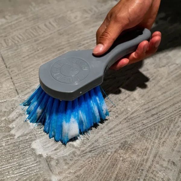 Щетка для очистки шин, резины и жёсткого текстурированного пластика Big blue stiffy heavy duty tire brush, Chemical Guys ACCG05 фото