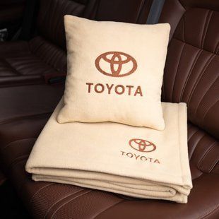 Подушка и плед в машину с логотипом Toyota, флисовый набор FLISET-TOYOTA-BEI-BROWN фото