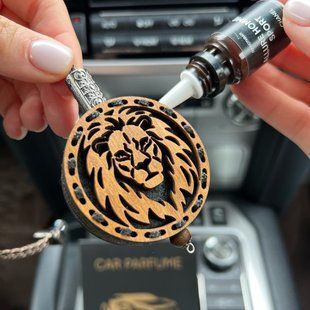 Ароматизатор в машину ЛЕВ з світлого дерева HAR-LION-231 фото