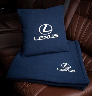 Подушка и плед в машину с логотипом Lexus, флисовый набор FLISET-LEXUS-BLU-WHI фото