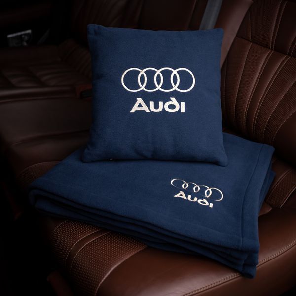 Подушка та плед в автомобіль з логотипом AUDI чорний, флісовий набір FLISET-AUDI-BLK-WHI-RED фото